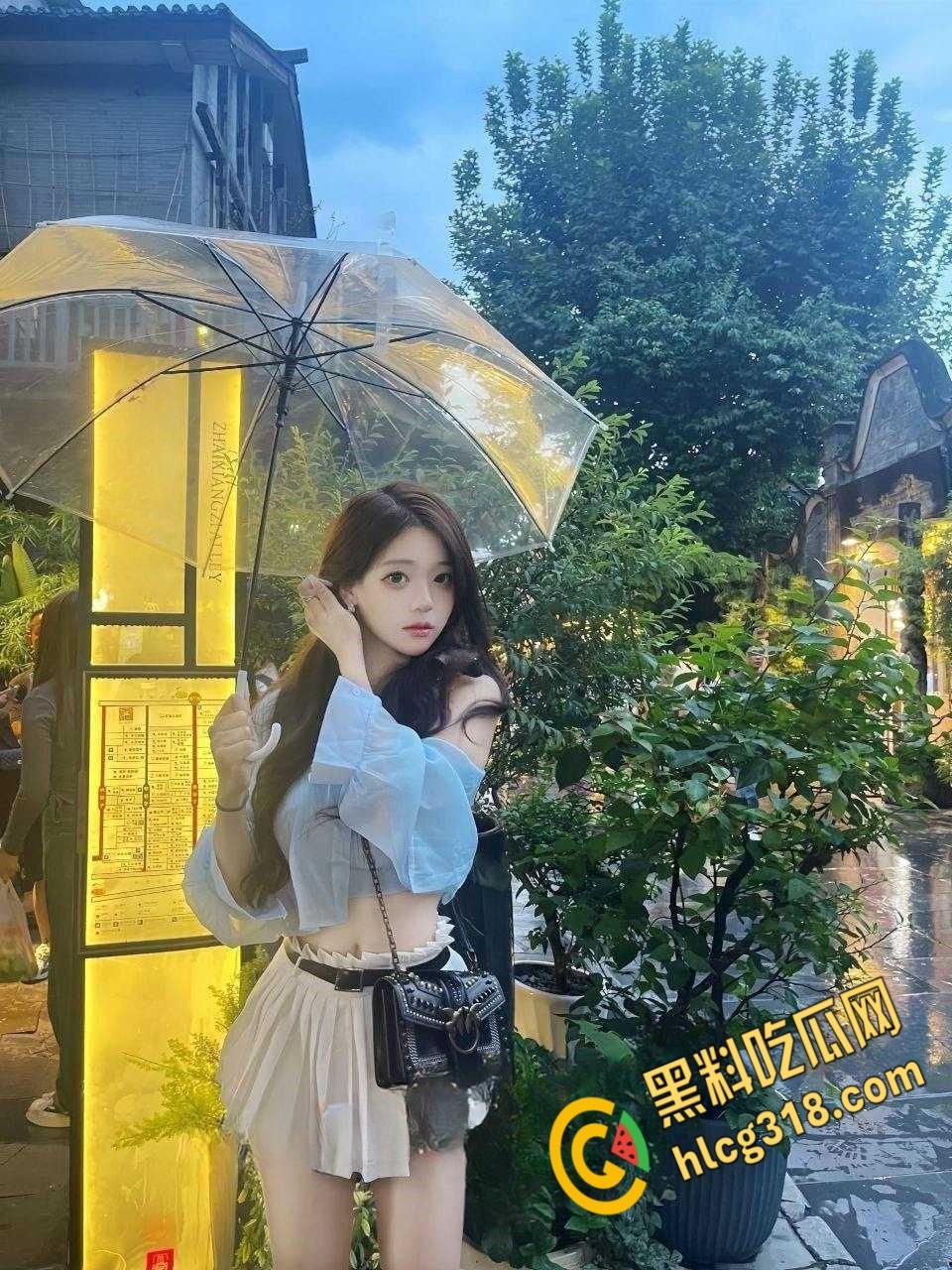 广州华商学院学生妹【欧阳瑾】,富二代的床上玩物,出国旅游勾搭黑人,小骚逼还得要大屌才能满足 !-3