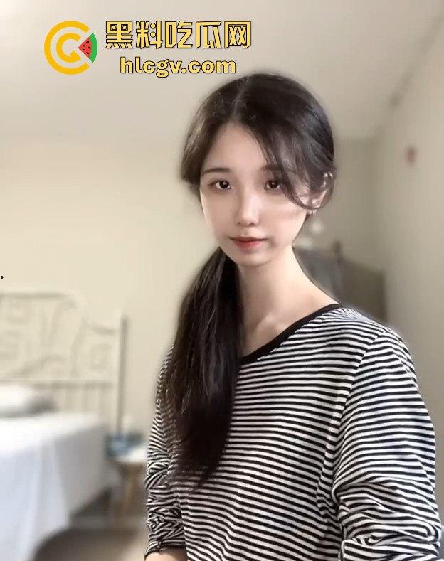 抖音骚货『果冻小姐』03年留学生，跳完手势舞就拉进群给你甩奶抖逼，裸舞自慰，真是价钱到位骚到极限！-6