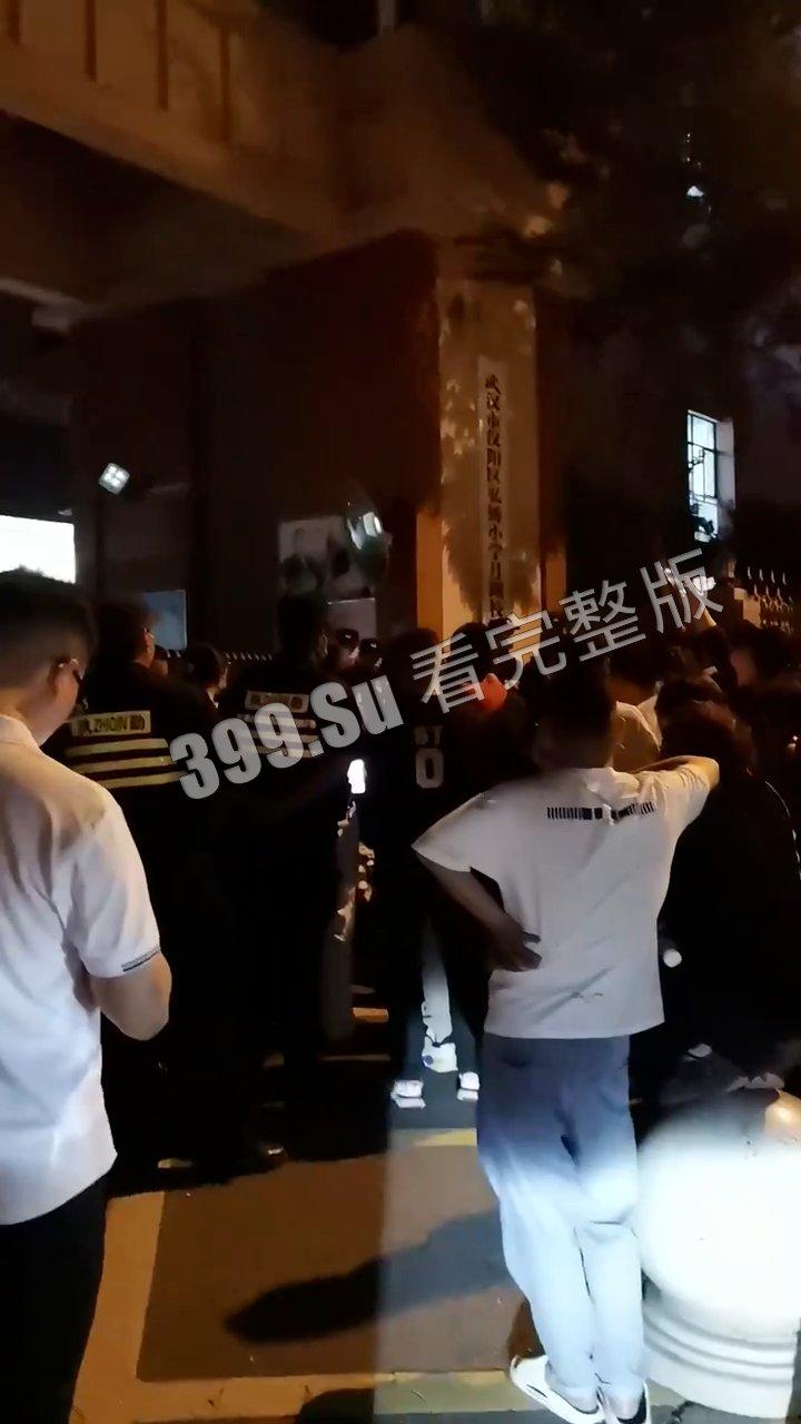 5.23 武汉汉阳弘桥小学  七岁孩子在校内遭老师开车碾压 后脑都压没了 校方拒绝提供监控 集体失声 家长集体讨说法-5