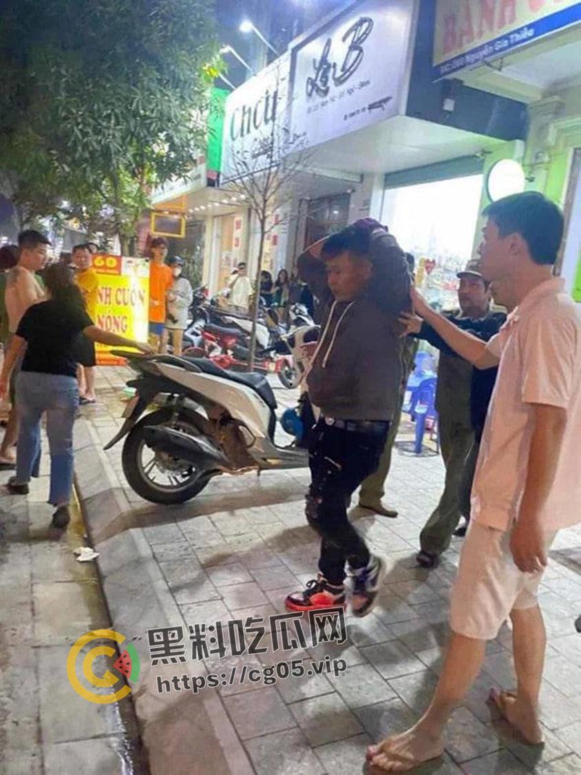 越南第一狠人！前男友怒砍现任狗男女 人狠刀快  血直接喷的满地都是  现场血腥画面曝光-7