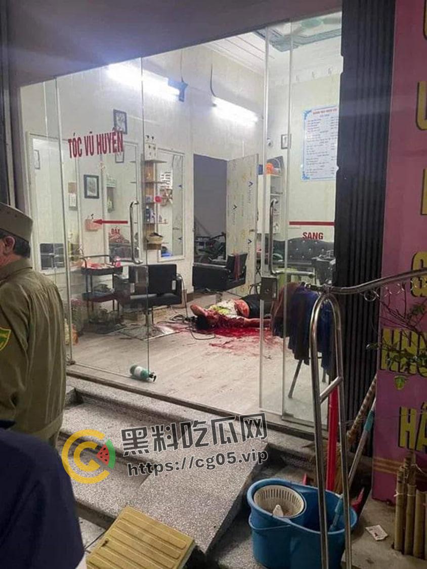 越南第一狠人！前男友怒砍现任狗男女 人狠刀快  血直接喷的满地都是  现场血腥画面曝光-10
