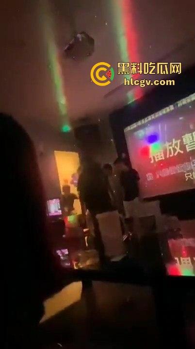 台湾宜兰高职生KTV狂殴同学！唱歌跑调遭群殴，另一边同学悠哉玩王者荣耀，场面极度魔幻！-7