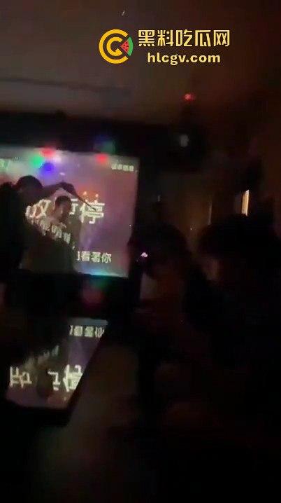 台湾宜兰高职生KTV狂殴同学！唱歌跑调遭群殴，另一边同学悠哉玩王者荣耀，场面极度魔幻！-8