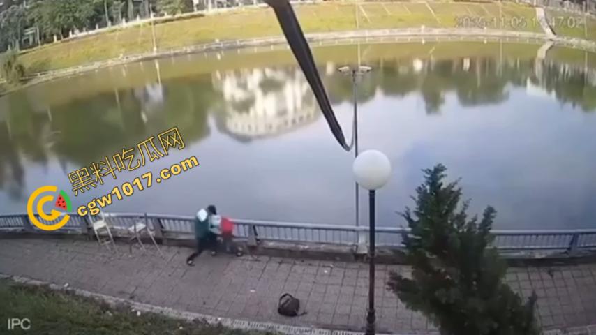 越南13岁男孩持刀暴走：将同学捅伤后推入湖中，辱骂激发致命仇恨，监控全程记录，复仇摄人心魄！-4