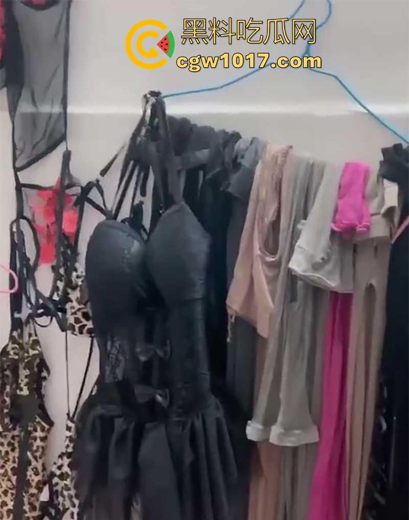 擦边素人主播竟为讨好金主，自家变情趣仓库，电动玩具、丝袜成山！各种楼道野战露脸性爱，只为金主满意！-1