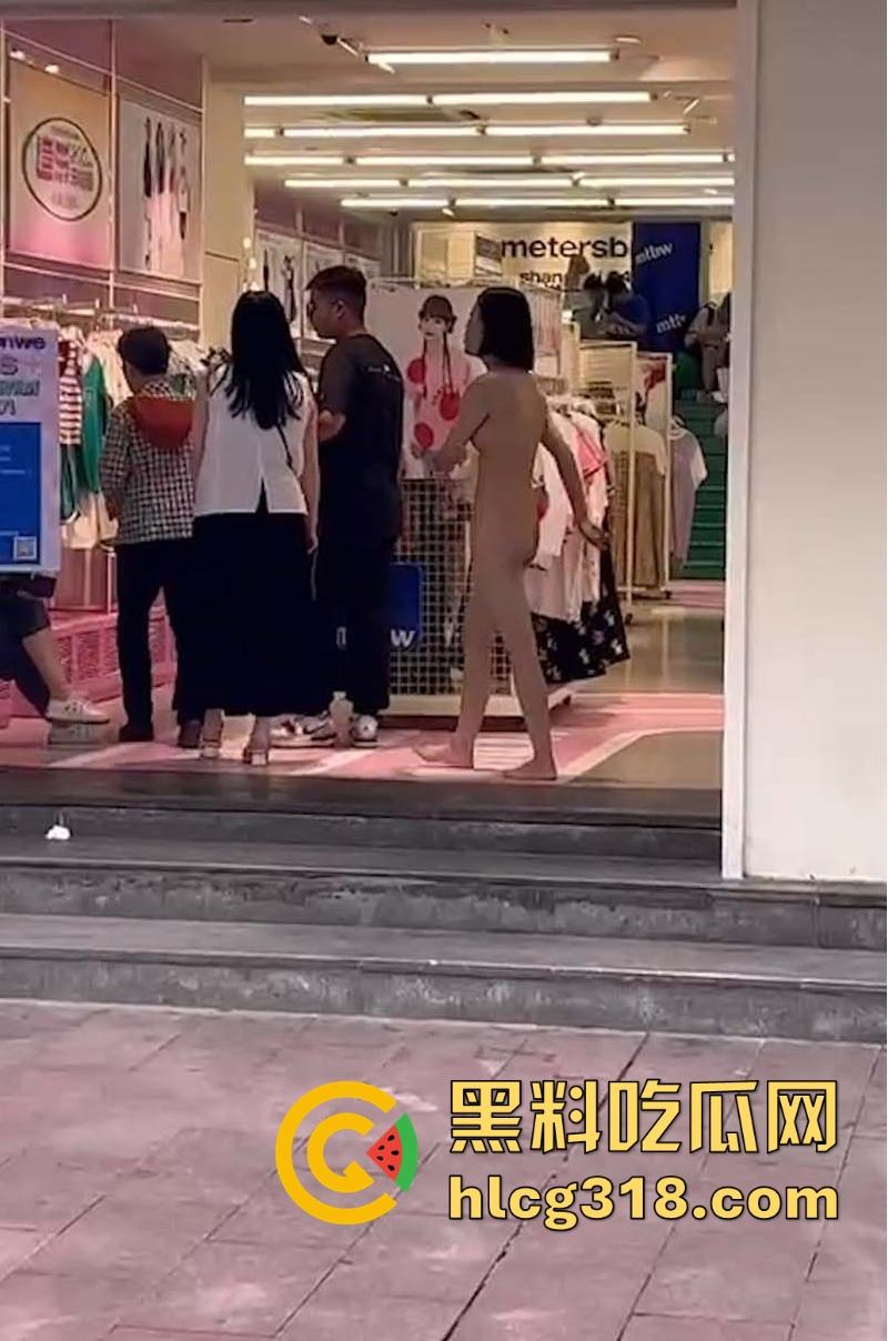 又是主人的任务吗?短发小妹全裸游街,毫无忌惮大庭广众下脱光衣服走秀,逼毛巨乳清晰可见!-3