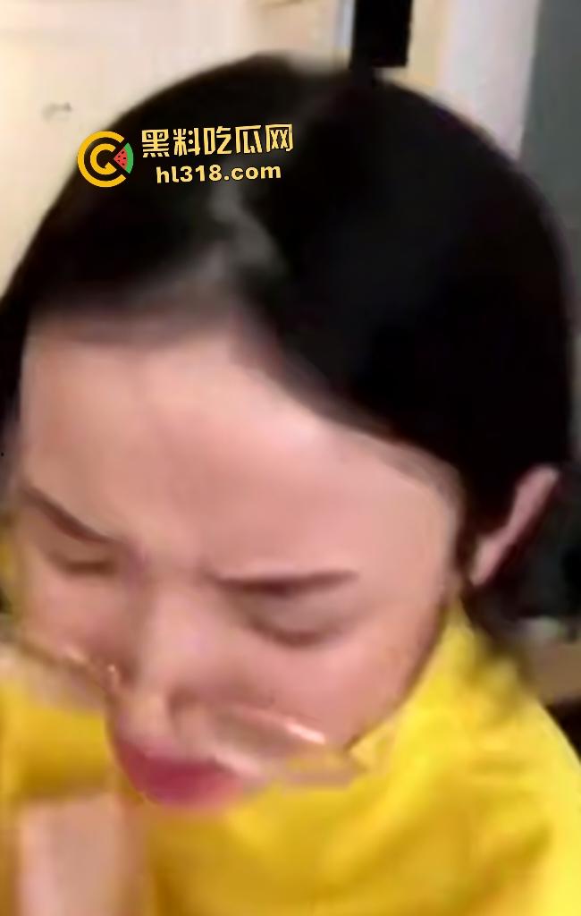 黄衣眼镜少妇吵完架后性欲大增，吵着“我错了”求饶，当场跪地要口交深喉猛干！-1