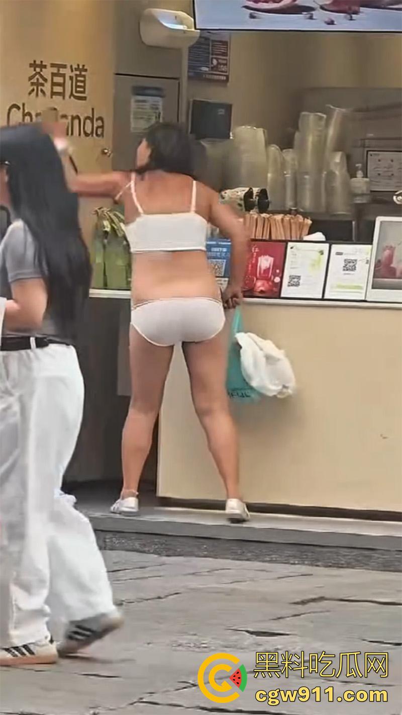 江苏苏州街头裸女，女精神病饭店脱衣，当街裸奔殴打他人，甚至还砸车发疯，有没有那个流浪汉能给带走啊！-1