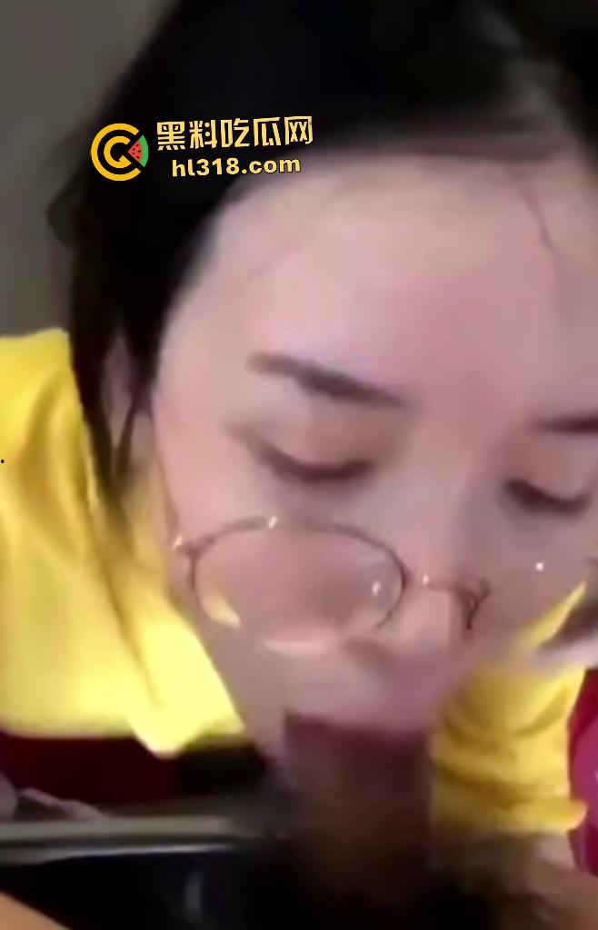 黄衣眼镜少妇吵完架后性欲大增，吵着“我错了”求饶，当场跪地要口交深喉猛干！-6