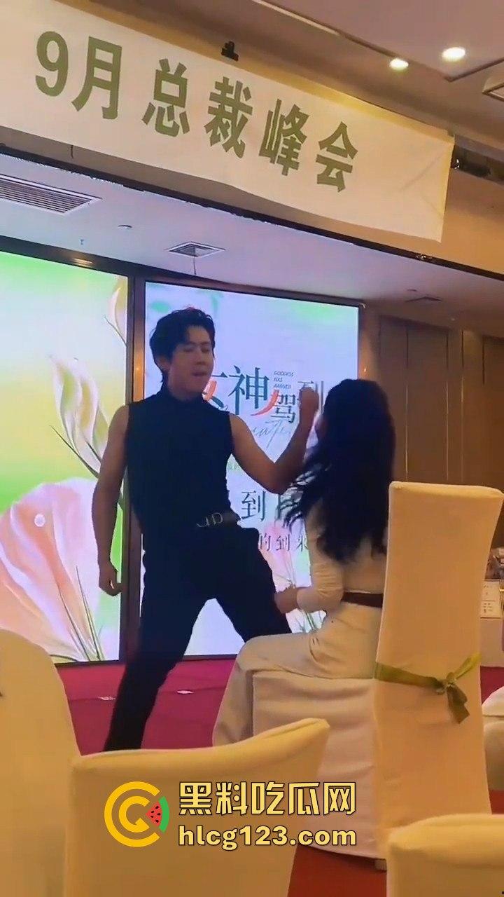 富婆中秋团建骚操作上线！点男模跳个擦边舞，晚上床上再深入交流业绩目标？-1