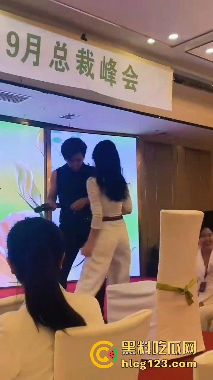 富婆中秋团建骚操作上线！点男模跳个擦边舞，晚上床上再深入交流业绩目标？-4