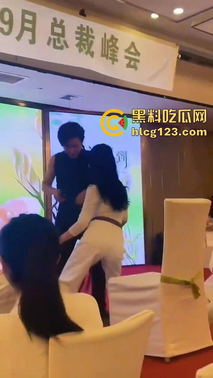 富婆中秋团建骚操作上线！点男模跳个擦边舞，晚上床上再深入交流业绩目标？-6