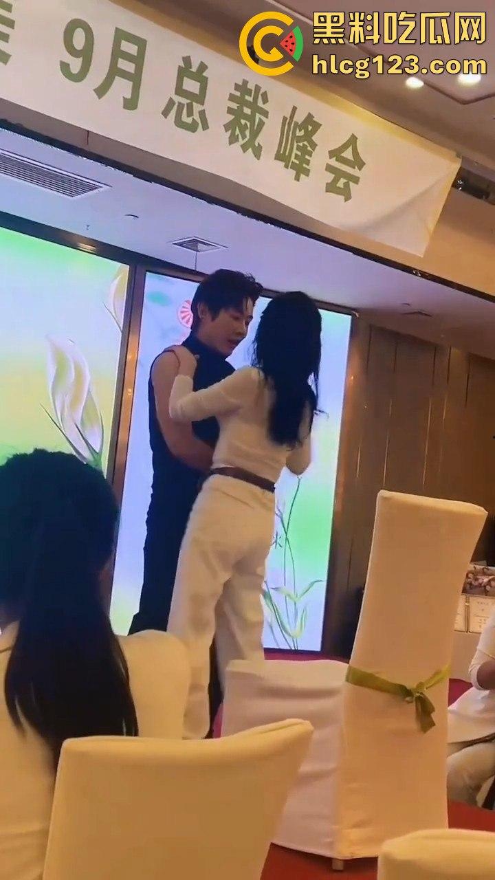 富婆中秋团建骚操作上线！点男模跳个擦边舞，晚上床上再深入交流业绩目标？-8