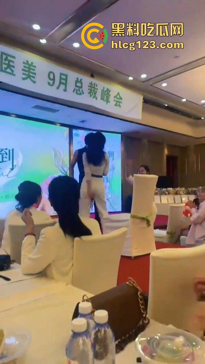 富婆中秋团建骚操作上线！点男模跳个擦边舞，晚上床上再深入交流业绩目标？-9