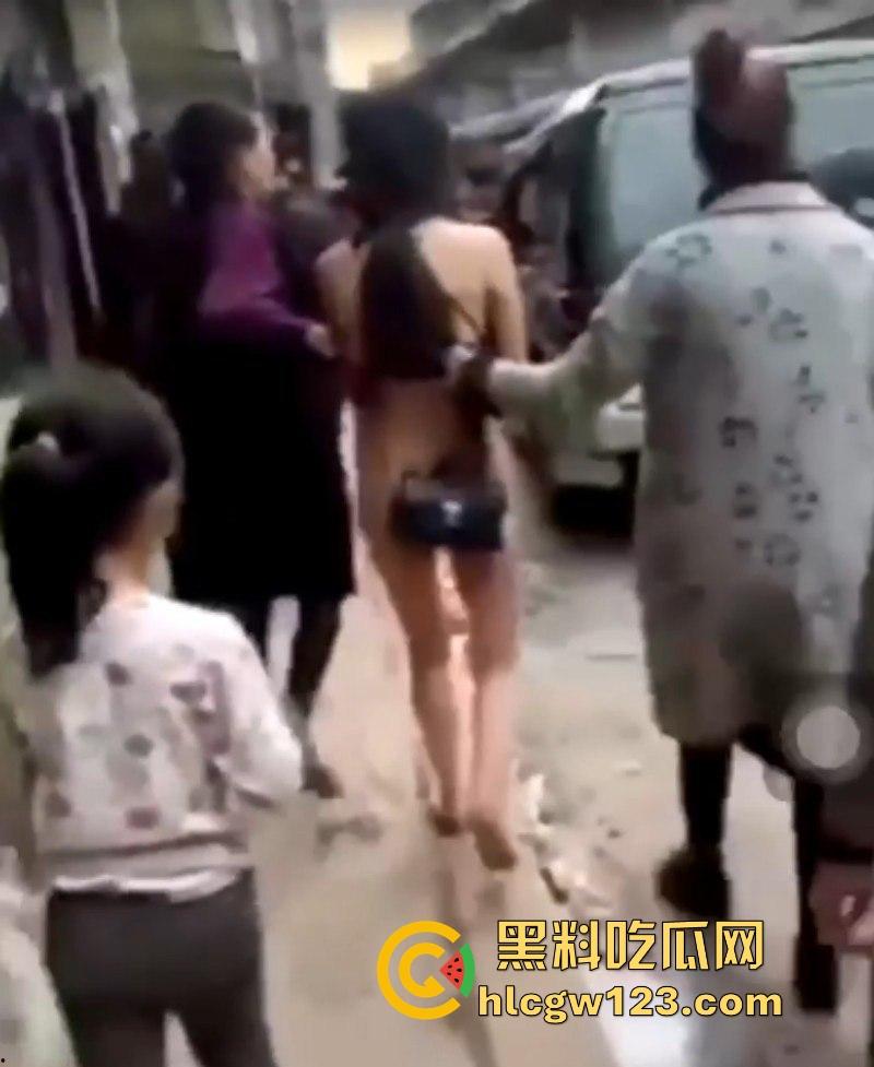 四川宜宾捉奸名场面 原配抓到小三 殴打后扒光将其裸体游街 雪白肥臀亮瞎双眼！-3