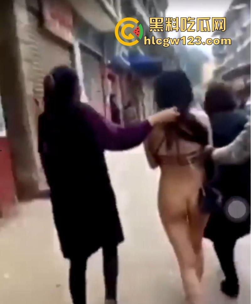 四川宜宾捉奸名场面 原配抓到小三 殴打后扒光将其裸体游街 雪白肥臀亮瞎双眼！-5