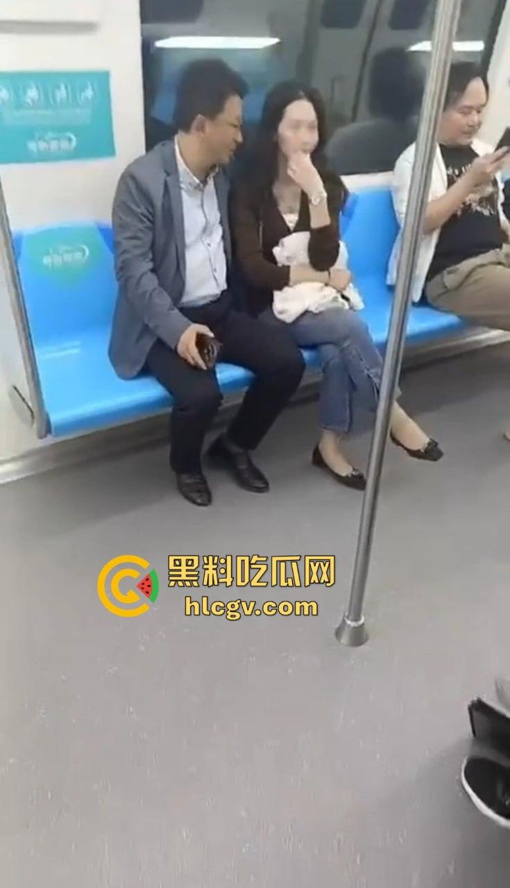江苏地铁上演现实版约炮！骚女人妻勾搭路人抱怨老公不给力，大哥直接掏三百块约起来！-9