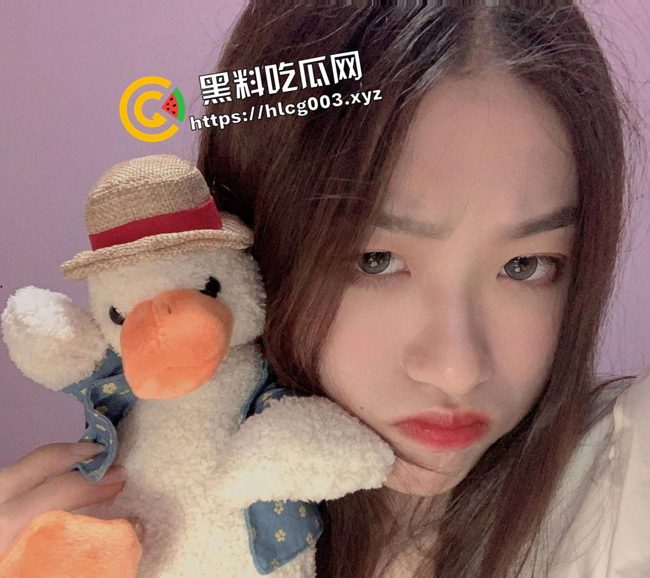 河南极品幼师的反差一面 白天教小孩子好好做人 晚上在床上风骚当狗  反差婊本婊-3