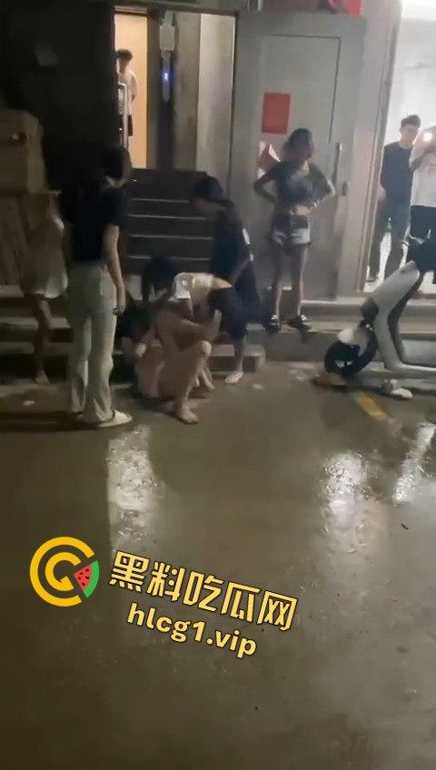 精神小妹上演清凉群架大戏！互扯头发大打出手，场面堪比热血高校！-7