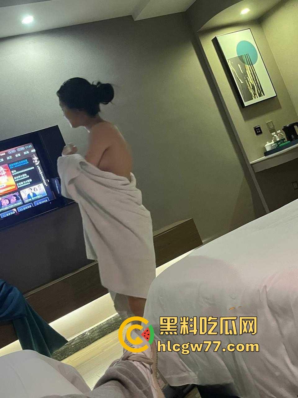 真实勾搭有男友的大二学妹 吃宵夜喝完趁着酒微醺后带回酒店跟兄弟玩3P 没想到学妹会这么配合！-5