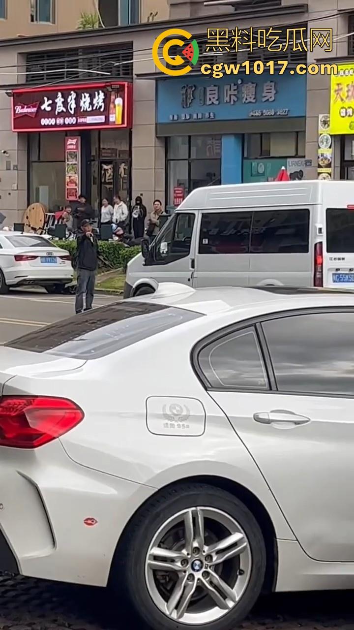 惠安男子拿把玩具枪当路霸，马路中央举起AK对过往车辆拦停，嘴里喊着执行公务，手中的枪发出音响笑死！-7