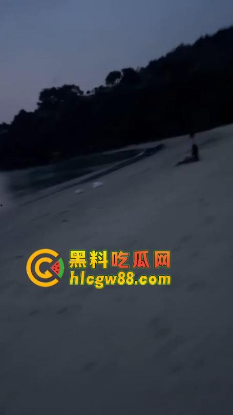 越南网黄『奥利安』岘港海滩操场完成任务，电动骚马达榨大哥屌汁炸沙，速操收米回去继续播！-14