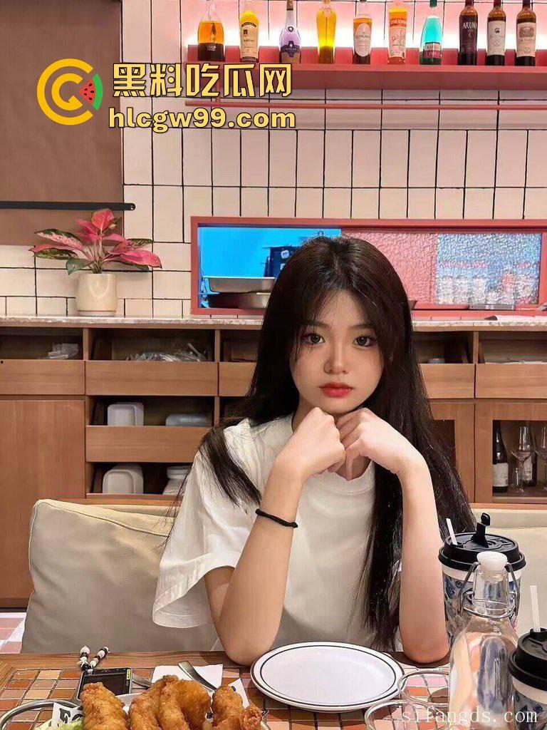 江苏传媒大学文学系校花【吴怡乐】竟然是淫荡骚母狗性爱视频流出，小穴被男友狠狠爆操，最后无套内射填满！-1