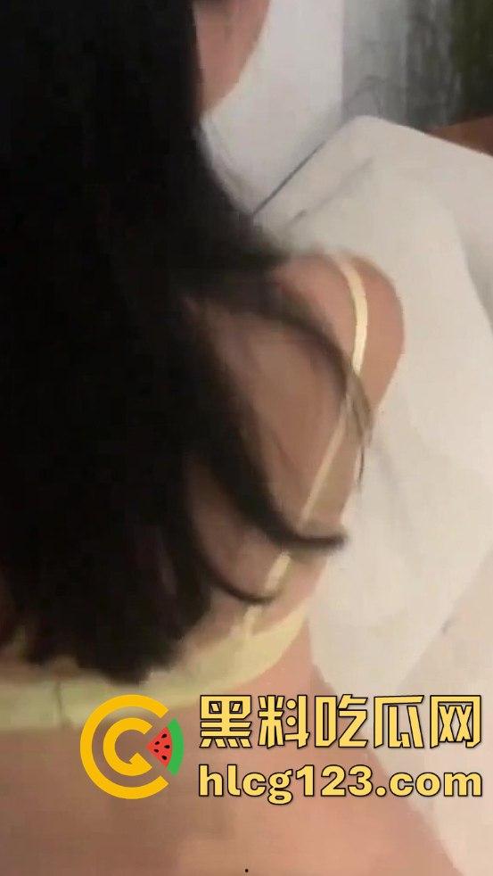 老外攻略极品人妻无套内射，精液流出来了还笑着下厨？这绿帽真是带得稳！-7