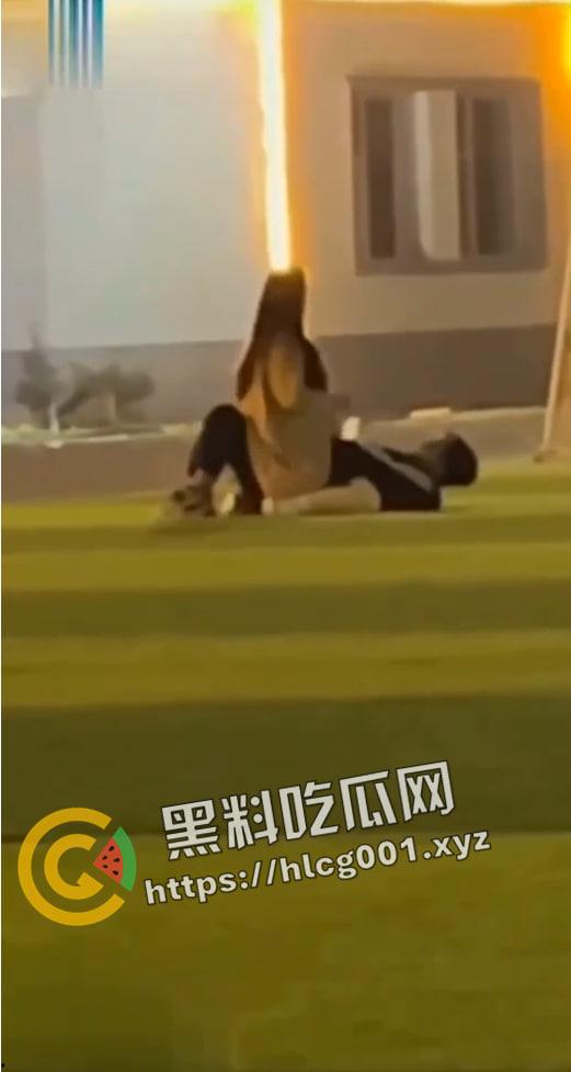 山西长治职业技术学院百人围观大学生操场野战 还有人喊加油 现场直达-4