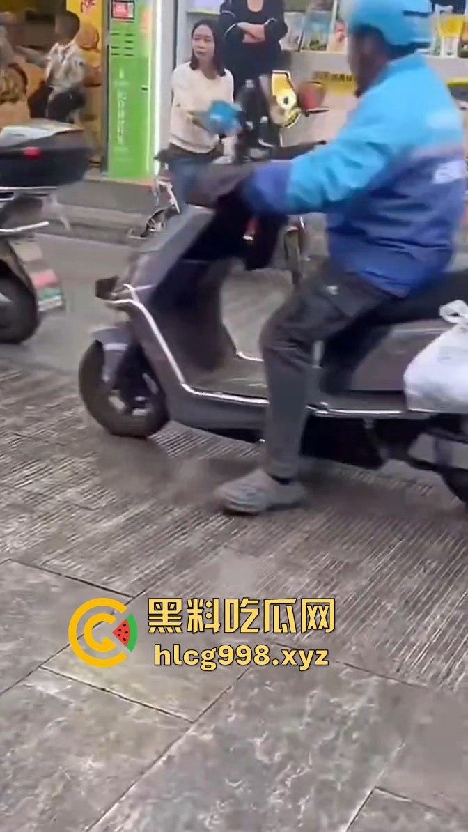 渭南小仙女外卖超时发疯大作！骑手成了无辜炮灰摔外卖不够，街头脱衣撒泼场面辣眼睛！-1
