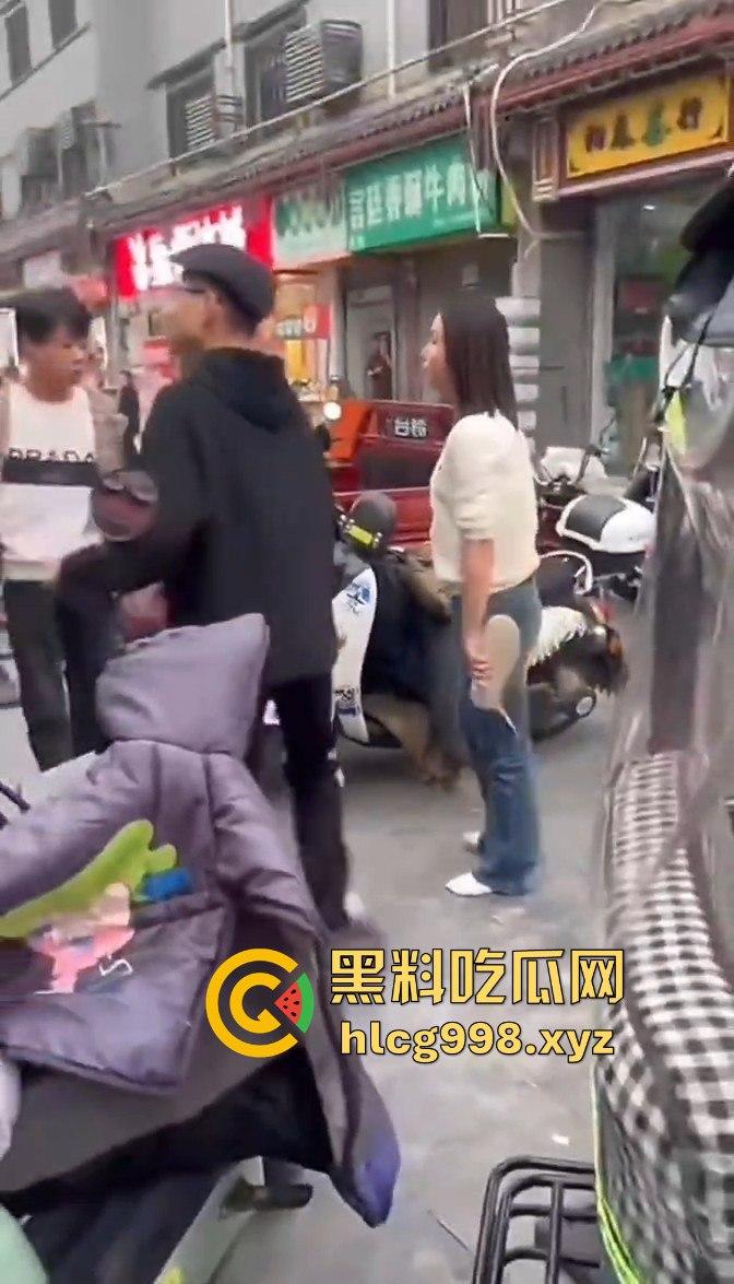 渭南小仙女外卖超时发疯大作！骑手成了无辜炮灰摔外卖不够，街头脱衣撒泼场面辣眼睛！-2