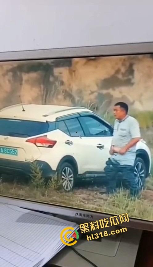 是谁家老婆穿着婚戒出来野战？裤衩还没脱就把逼贴车窗上了，屁股震得车报警器响个不停被监控拍下!-2