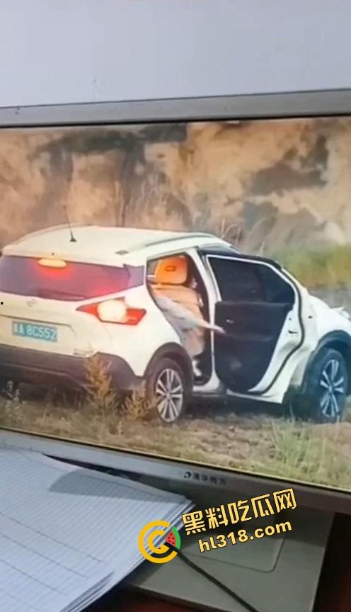 是谁家老婆穿着婚戒出来野战？裤衩还没脱就把逼贴车窗上了，屁股震得车报警器响个不停被监控拍下!-7