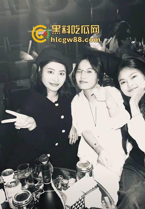 抖音厦门母狗【黄淮北】到处约炮聊骚居家狂热自慰 出去约炮时胸口的挂坠被实锤本人无疑！-5