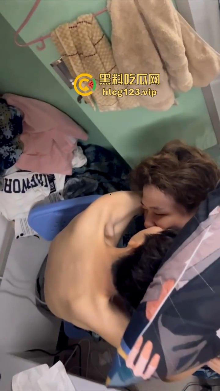 男生宿舍有gay成什么样子？西安科技大学俩男大学生激情湿吻视频流出 震碎三观！-8