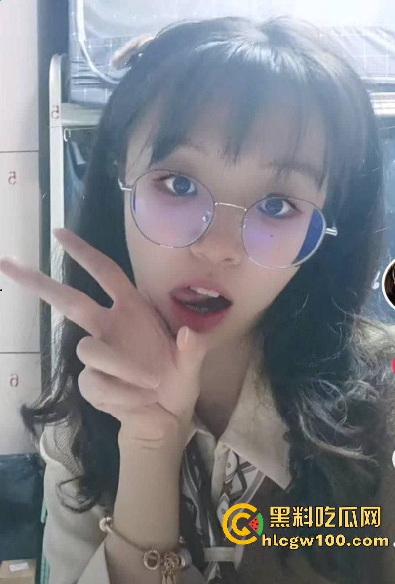 成都抖音主播福利姬【陈子涵】背着男友当福利姬 抖音直播时漏内裤 私下售卖自己的淫荡自慰视频-7