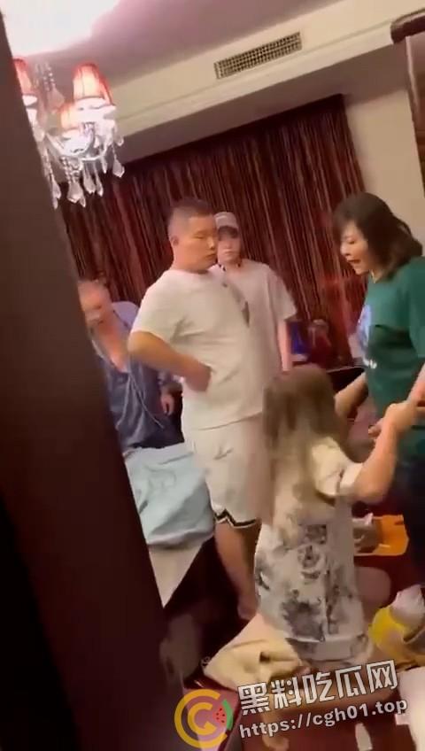 春晚都没你精彩！老男人出轨侄媳妇被捉奸在床 警察来了都哭笑不得 全程对白比小品都好笑-4