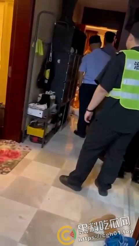 春晚都没你精彩！老男人出轨侄媳妇被捉奸在床 警察来了都哭笑不得 全程对白比小品都好笑-7