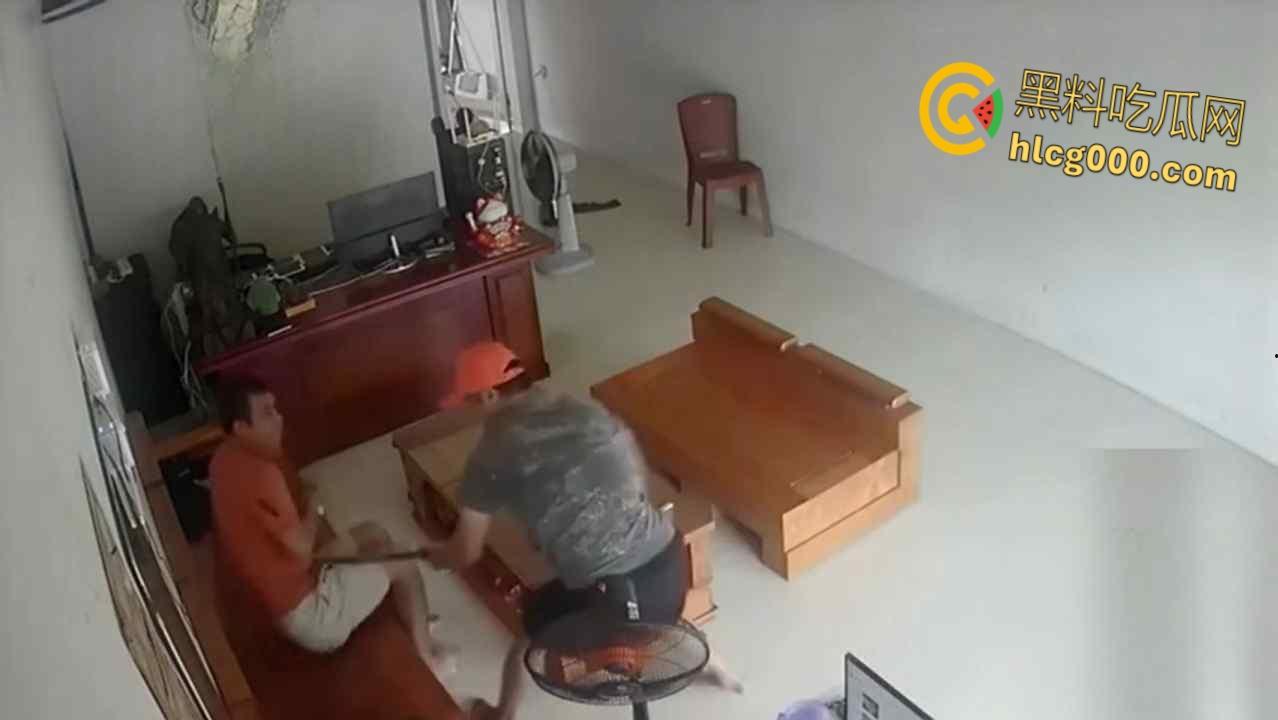 血腥慎入，越南店铺血腥事件，一男子因感情纠纷持，刀砍断另一男子手臂，现场血流成河惨不忍睹 !-1