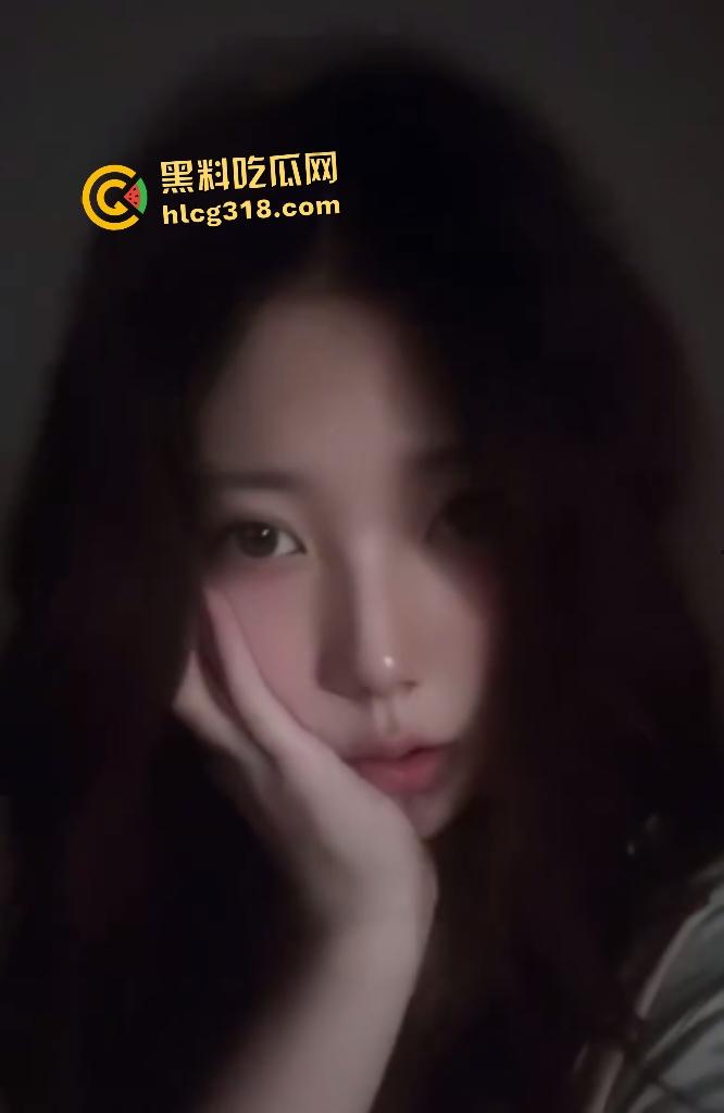 南京超高颜值女大【李婉晴】娇嫩身材被男友调教，透明服装抹精油，口爆足交样样精通！-2