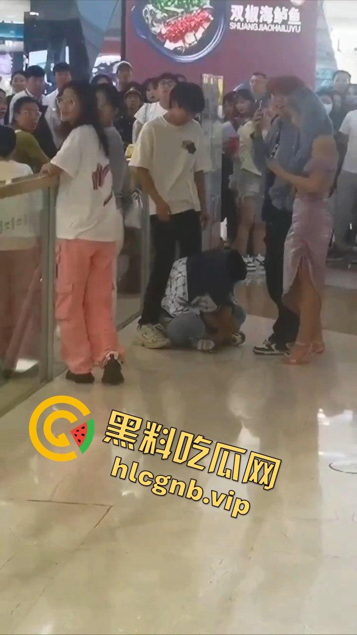 哈尔滨又又又出圈了！！哈西万达广场，一男子偷拍女生被抓！-3