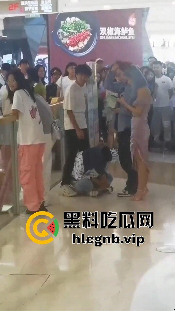 哈尔滨又又又出圈了！！哈西万达广场，一男子偷拍女生被抓！-6