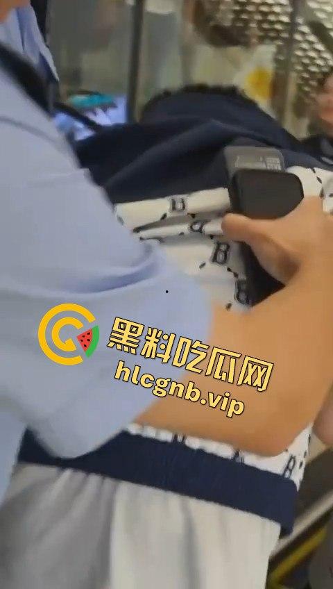 哈尔滨又又又出圈了！！哈西万达广场，一男子偷拍女生被抓！-10