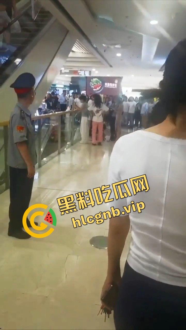 哈尔滨又又又出圈了！！哈西万达广场，一男子偷拍女生被抓！-11