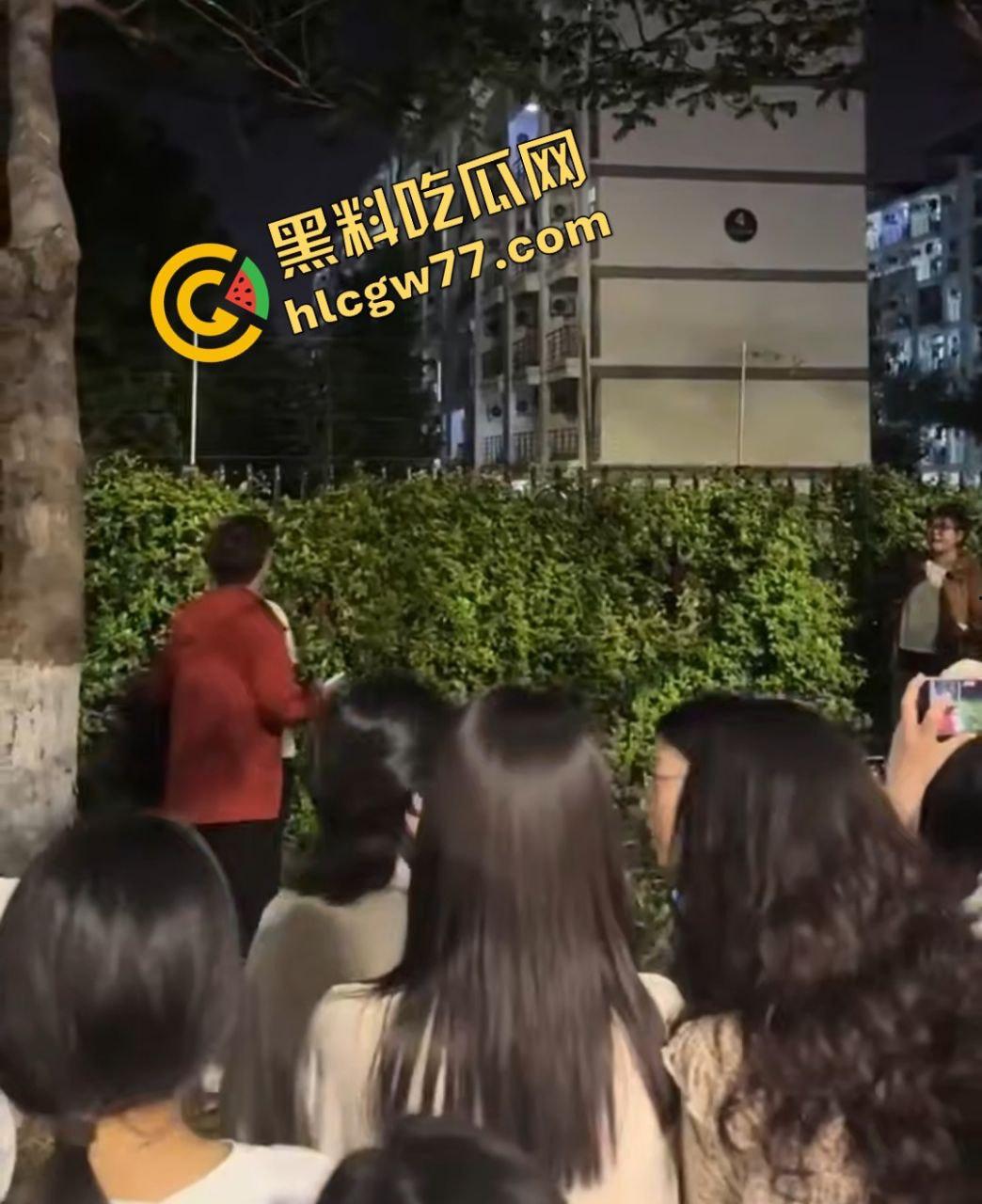 昨晚宣城高中楼下惊天大瓜！纯情男被嫌痘脸甩，闺蜜推新欢，哭瘫宿舍楼下成青春疼痛神剧！-3