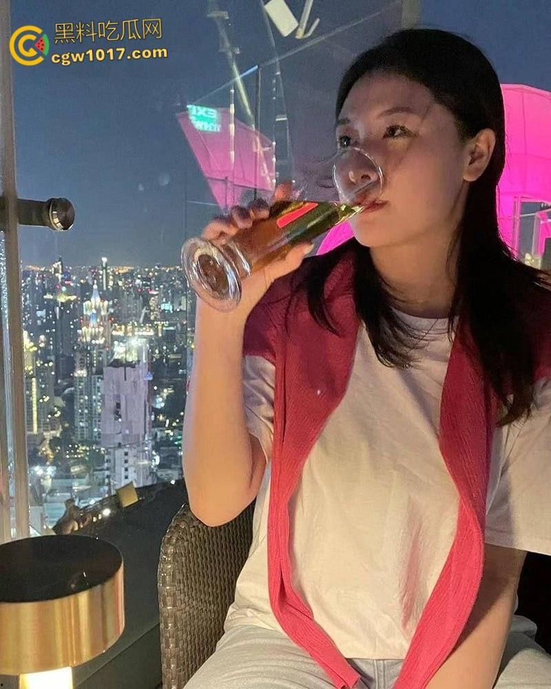 江苏常熟母狗李鑫，风骚又拜金，仅为百元红包上演裸舞，在酒店狂野约炮，撅起圆润的翘臀被金主蹂躏骚穴！-3