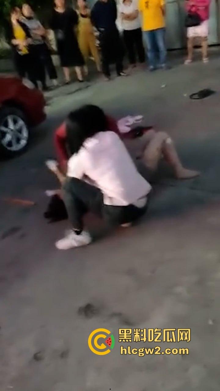 史上最狠打小三！潮汕街头小三被原配及家属当街撕衣暴打 木棍捅逼 现场视频曝光 打的真惨！-8