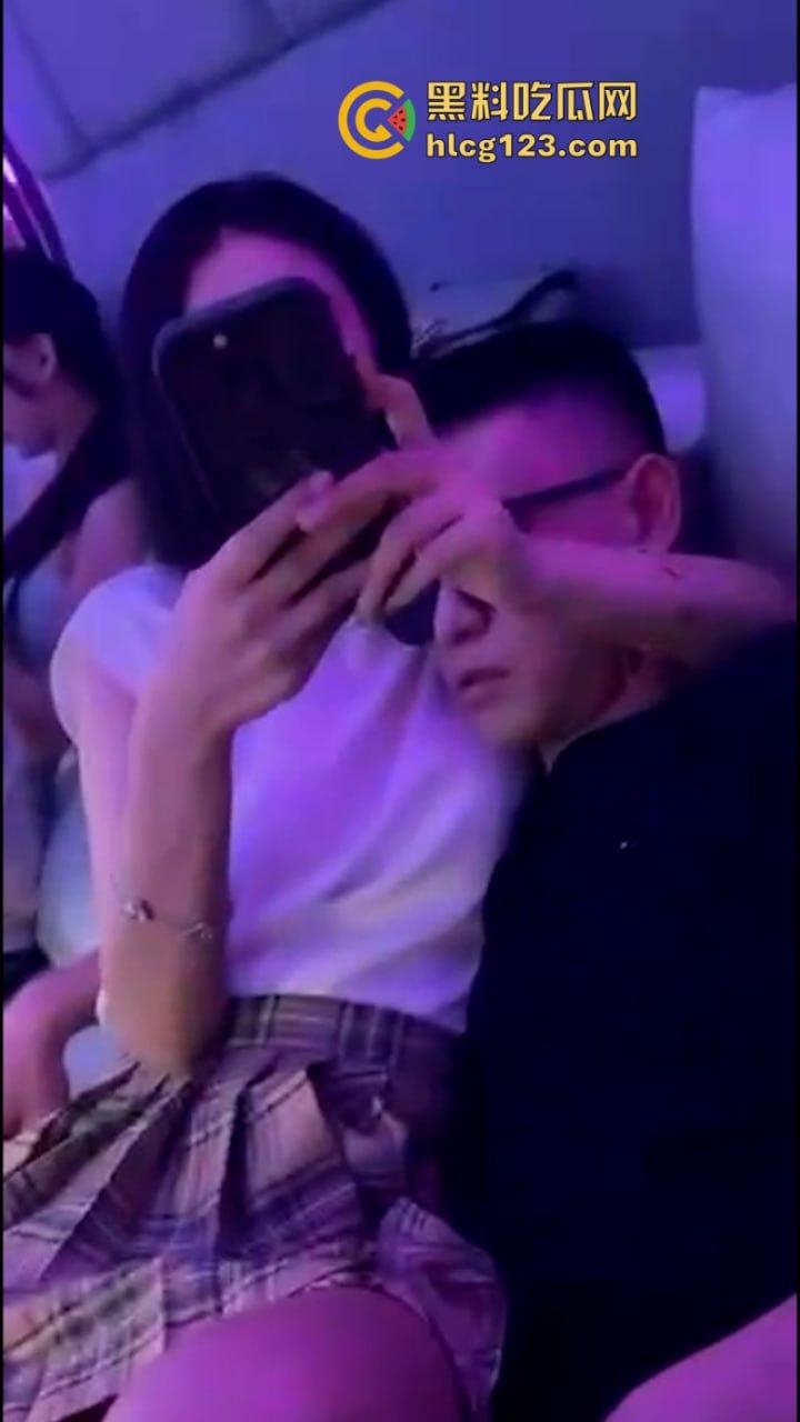 “再也不吃鸡巴了！”陪酒妹深夜出台被玩吐  同情又想笑 妹子有点可怜了-5