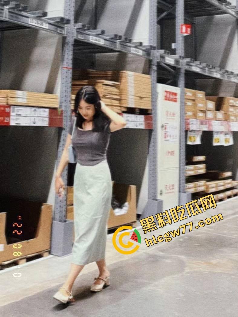 厦门麦田科技公司那位骚得出水的同事，白天穿职业装端茶递水，晚上脱光给人跪着舔屌求内射！-1