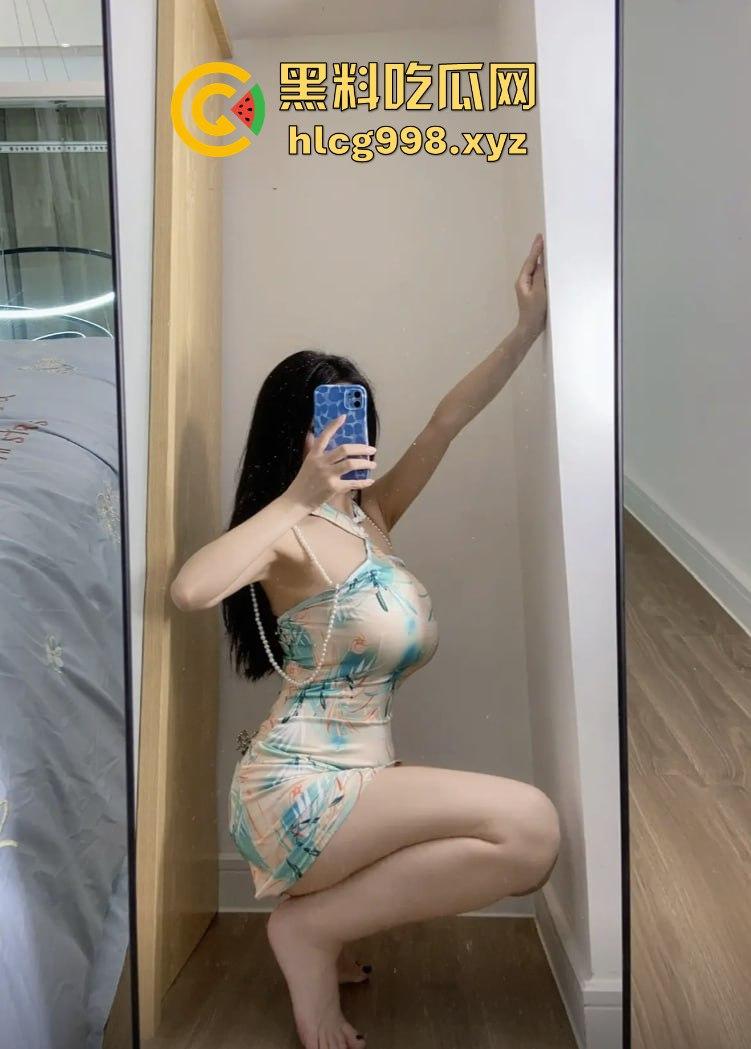 抖音博主【奶八】装清纯骗粉丝，300块直接开大尺度会议，骚穴看个够！-4